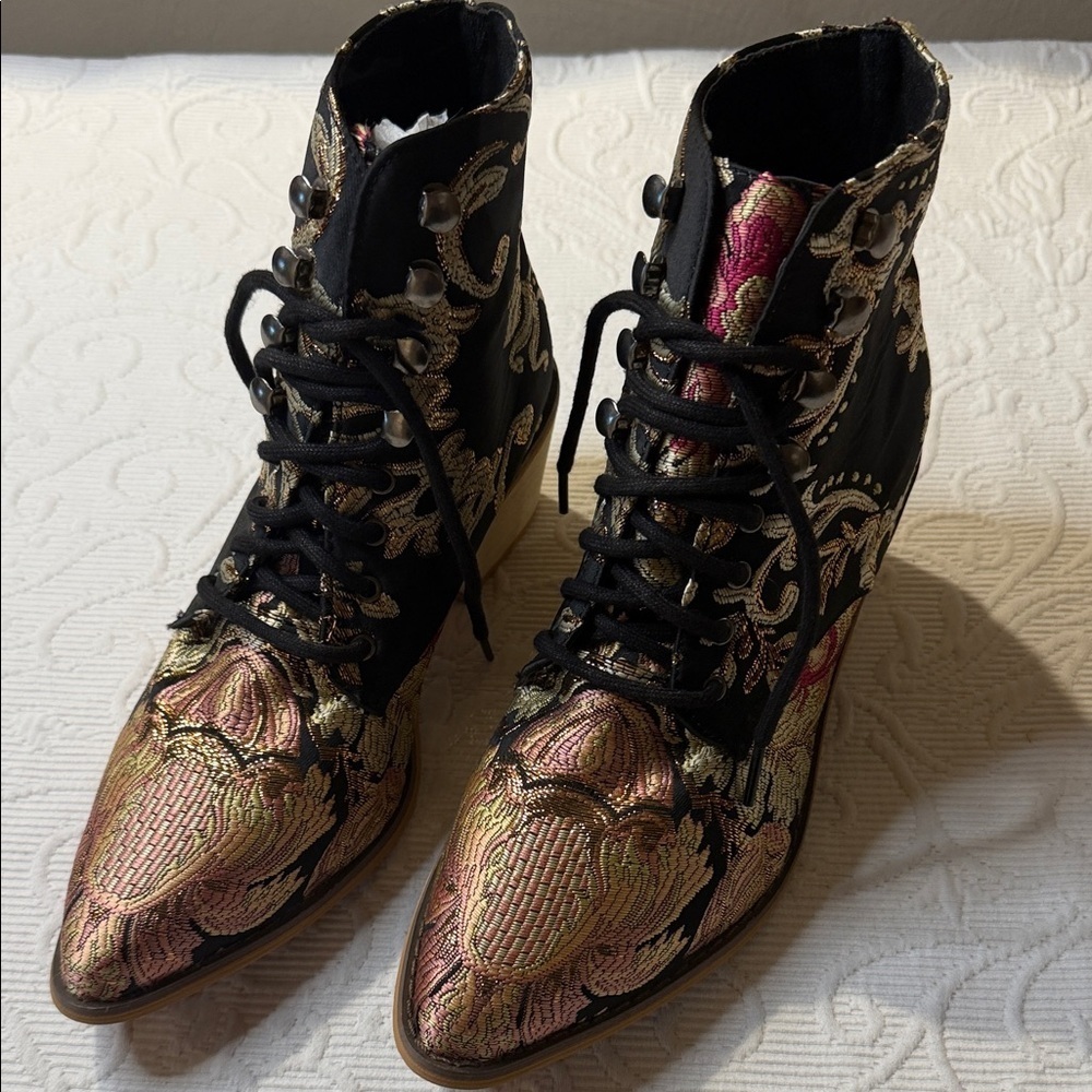 Women’s Vintage Look Embroidered Women's Boots Lace Up Boho size 40/9.5. NEW - Picture 2 of 9